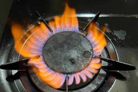 Bếp gas bị lửa đỏ xử lý thế nào? Cách khắc phục để lửa xanh trở lại