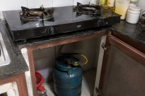 Bếp gas có mùi gas quanh khu vực van và dây dẫn xử lý thế nào?