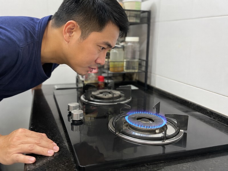 bếp gas cháy lửa đỏ