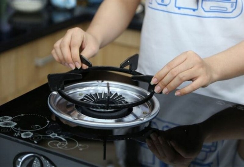 cách vệ sinh kiềng bếp gas